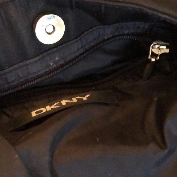 DKNY Fabric interlock fabric design, leather strap lined, zipper pocket bag - Picture 7 of 10